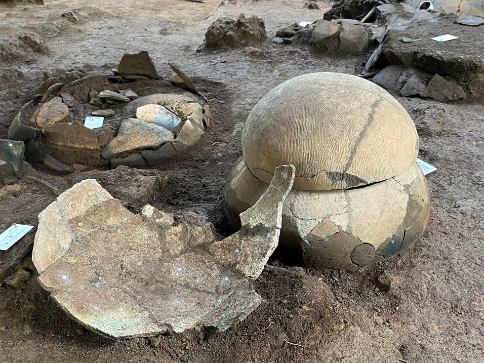 Высокая плотность погребальных кувшинов на археологическом объекте Giong Ca Vo. Фото: L.Dien / Tuoi Tre