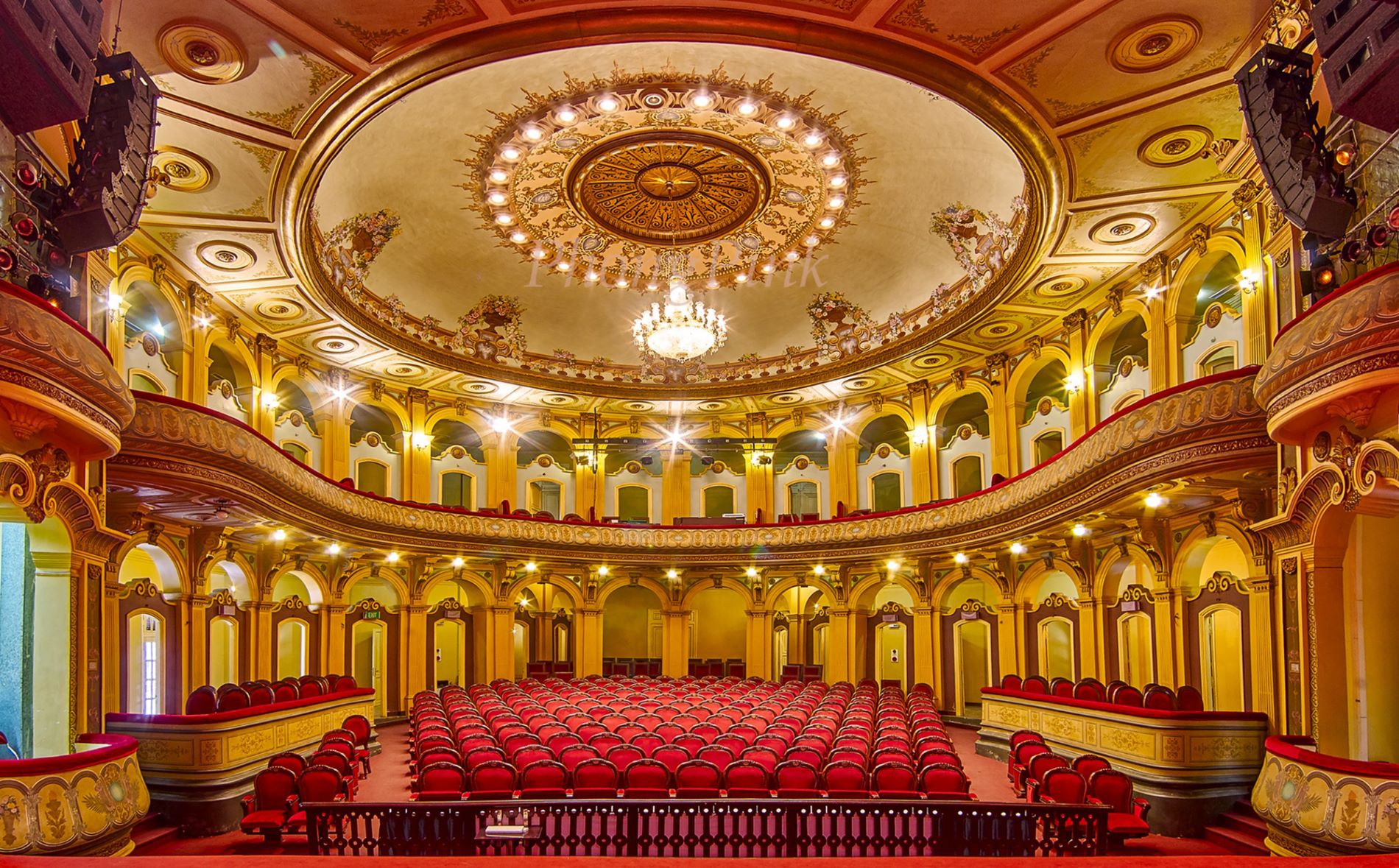 Внутри оперного театра Хайфона. Фото: Ле Тан