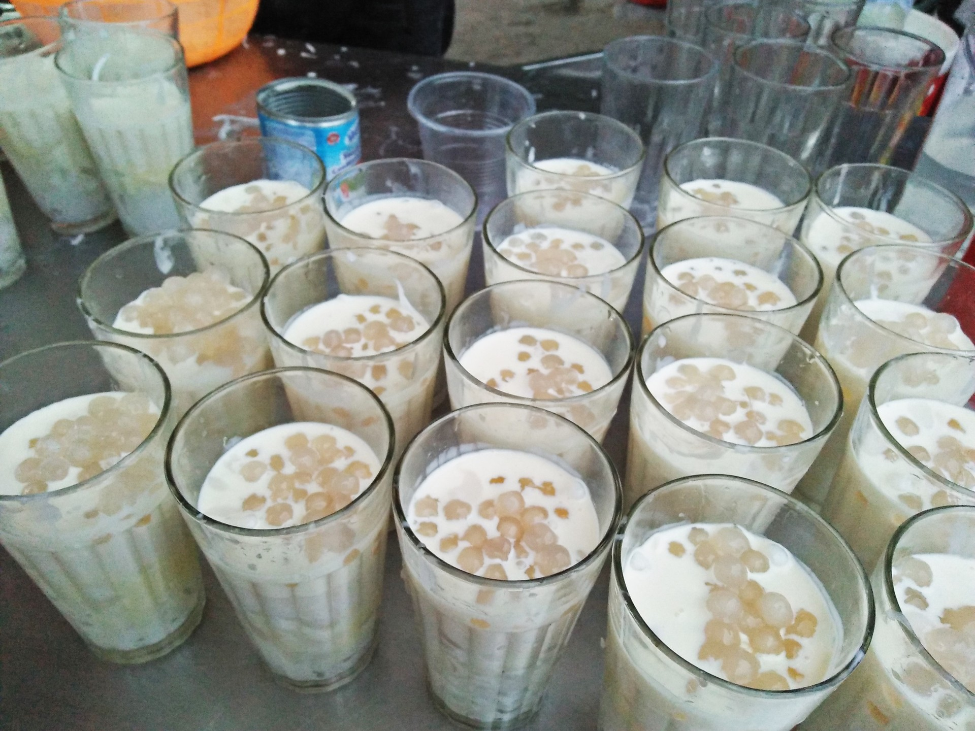 Кокосовый сладкий суп подается в бокалах с позднего вечера каждый день. Фото Бао Нгока
