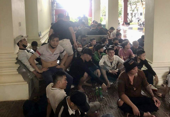 На этом снимке десятки вьетнамцев собираются в пограничном районе Камбоджи недалеко от вьетнамской провинции Тэй Нинь после того, как они сбежали из камбоджийского казино 17 сентября 2022 года. Фото: Tuan Minh / Tuoi Tre