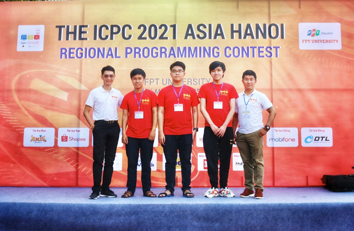 В команду HCMUSBurnedTomatoes входят Хо Нгок Винь Фат (второй слева), Ле Бао Хиеп, Нгуен Ву Данг Хюи и два лектора, выигравшие чемпионат ICPC Asia 2021 в марте в Ханое. Фото: HCMUS