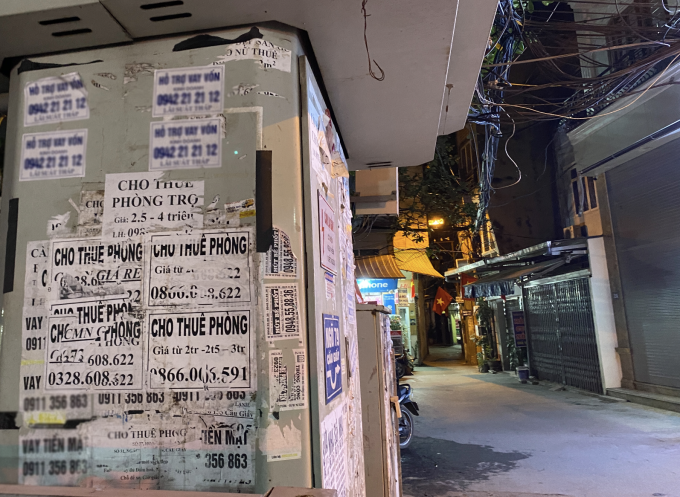 Плакаты, предлагающие комнаты в аренду на стене в районе Кау Джэй в Ханое. Фото VnExpress