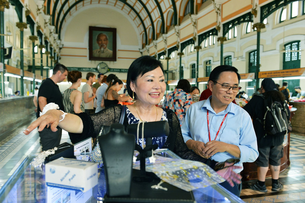 Фан Тхи Ким Фук и ее муж посещают Центральное почтовое отделение Сайгона в районе 1, Хошимин. Фото: Supplied