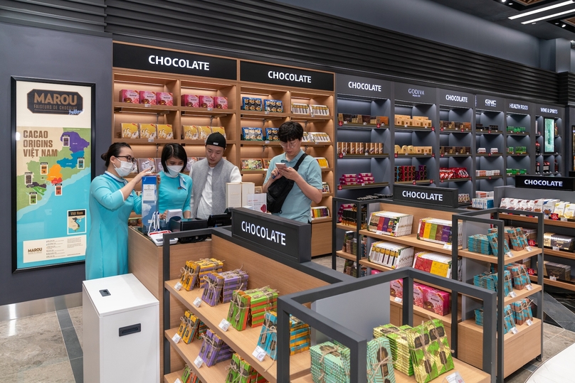 Покупатели у шоколадного прилавка нового магазина Lotte Duty Free в центре города Дананг. Фото: Lotte.