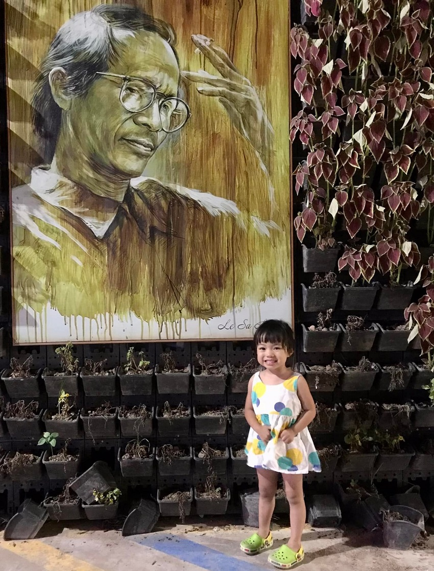 Маленький малыш позирует для фотографий в портретной живописи известного музыканта Чинь Конга Сона. Фото: Доан Фу Тиен