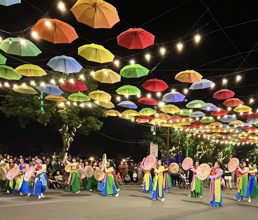 Художественное представление на выходных на улице Чинь Конг Сон. Фото: Сонг Ань
