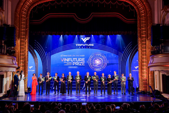 Лауреаты премии VinFuture 2021 года получают букеты цветов в Ханойском оперном театре 20 января 2022 года. Фото: Nam Tran / Tuoi Tre