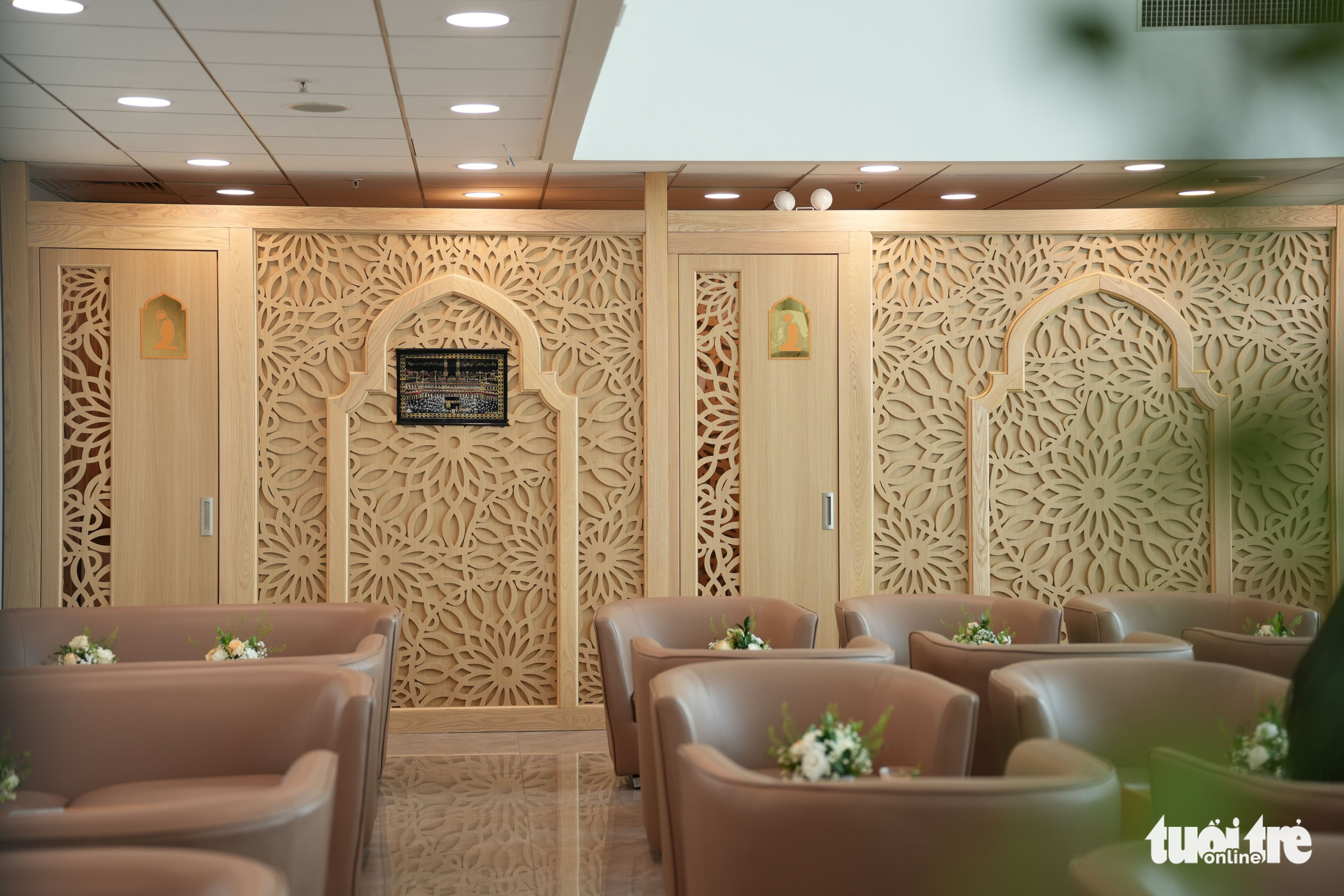 Отдельные молитвенные комнаты для мужчин и женщин в лаундже Jasmine для пассажиров-мусульман в международном аэропорту Таншоннят в Хошимине. Фото: D.P. / Tuoi Tre
