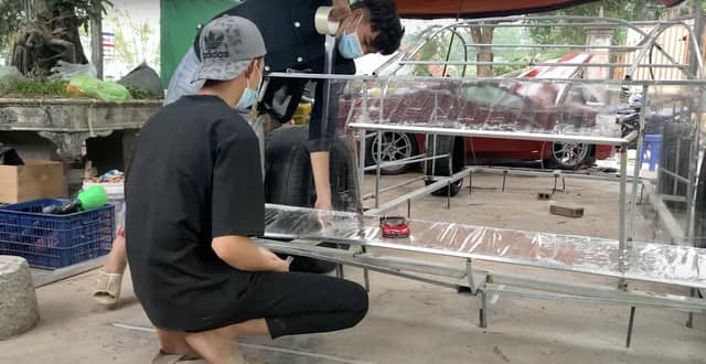 Команда работает над стальной рамой для автомобиля. — Фото любезно предоставлено Vũ Văn Nam