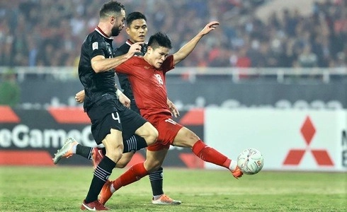 Нападающий сборной Вьетнама Фам Туан Хай (в центре) бросил вызов двум игрокам сборной Индонезии в Ханое 9 января 2023 года. Фото любезно предоставлено Молодежной газетой.