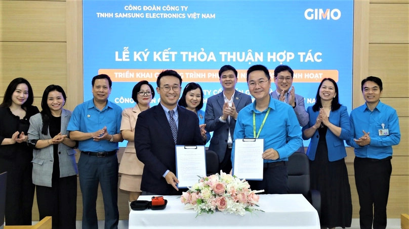 Представители компаний Gimo и Samsung Electronics Vietnam (SEV) 25 ноября 2022 года подписали соглашение о сотрудничестве по запуску услуг Gimo по выплате заработной платы по требованию для сотрудников SEV в провинции Бак Нинь, северный Вьетнам. Фото: Gimo.