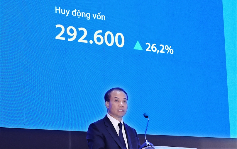 Председатель VIB Данг Хак Ви выступает на ежегодном общем собрании акционеров банка в Хошимине 15 марта 2023 года. Фото предоставлено банком.