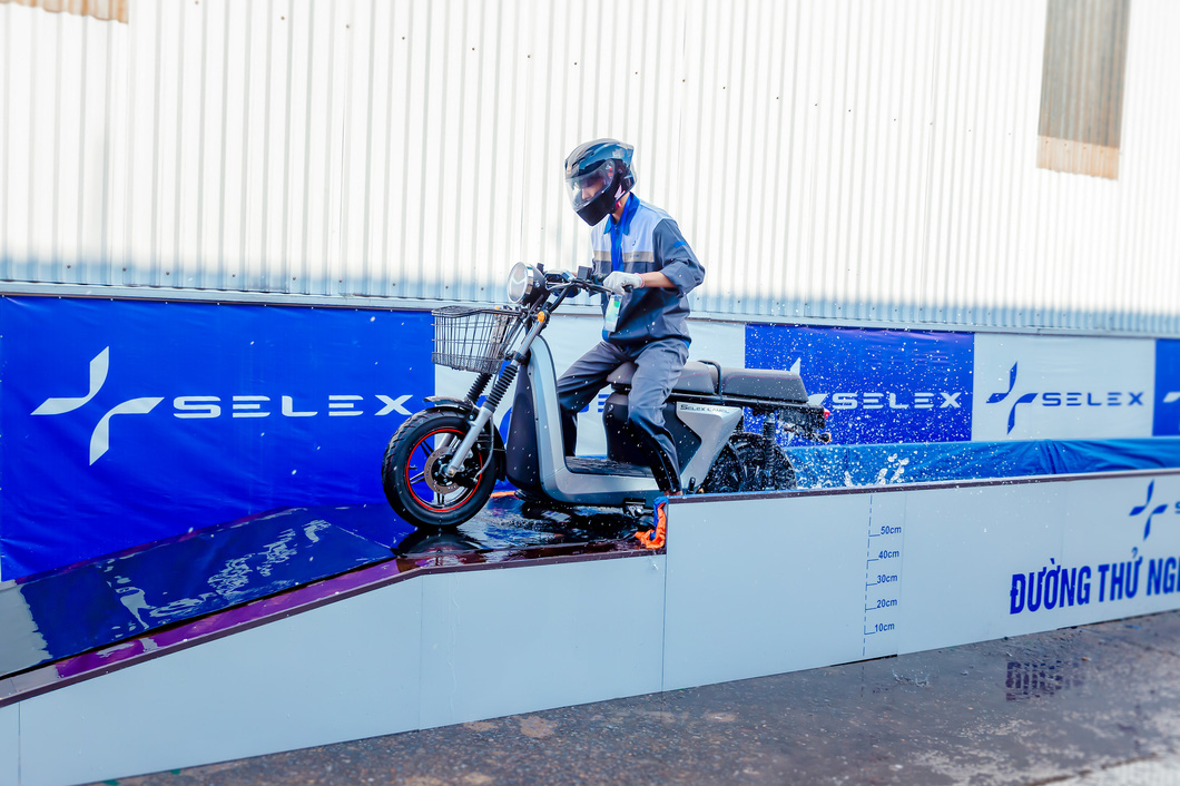 Мероприятие, посвященное электрическим скутерам Selex Motors. Фото: T.K. / Tuoi Tre