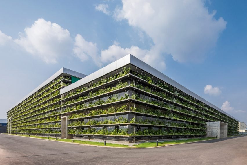 Фасады фабрики заполнены слоями зелени