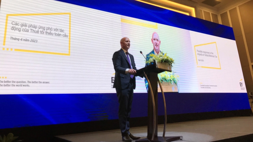 Роберт Кинг, руководитель налогового рынка Индокитая в компании EY, выступает на конференции по ГМТ в Ханое 18 апреля 2023 года. Фото: The Investor