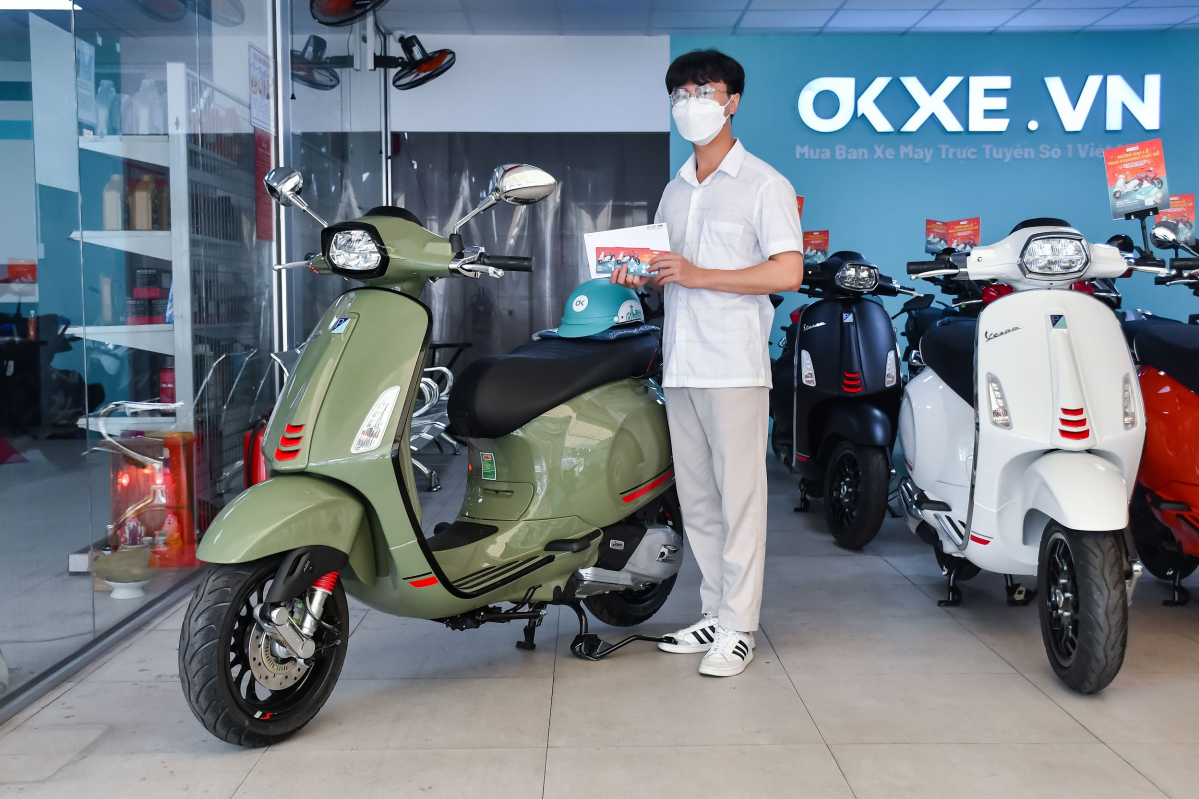 Клиент получает новый мотоцикл на станции Okxe. Фото: Okxe