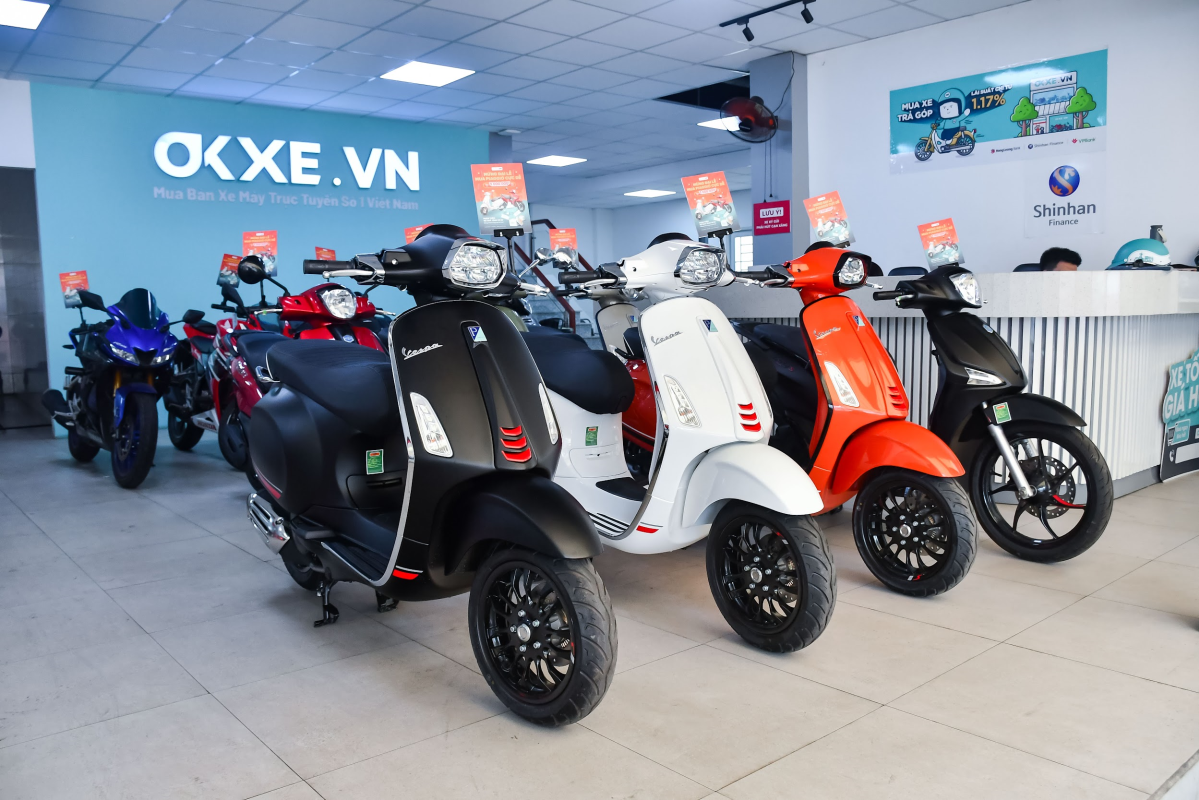 Okxe продает новые мотоциклы моделей Piaggio и Vespa. Фото: Okxe