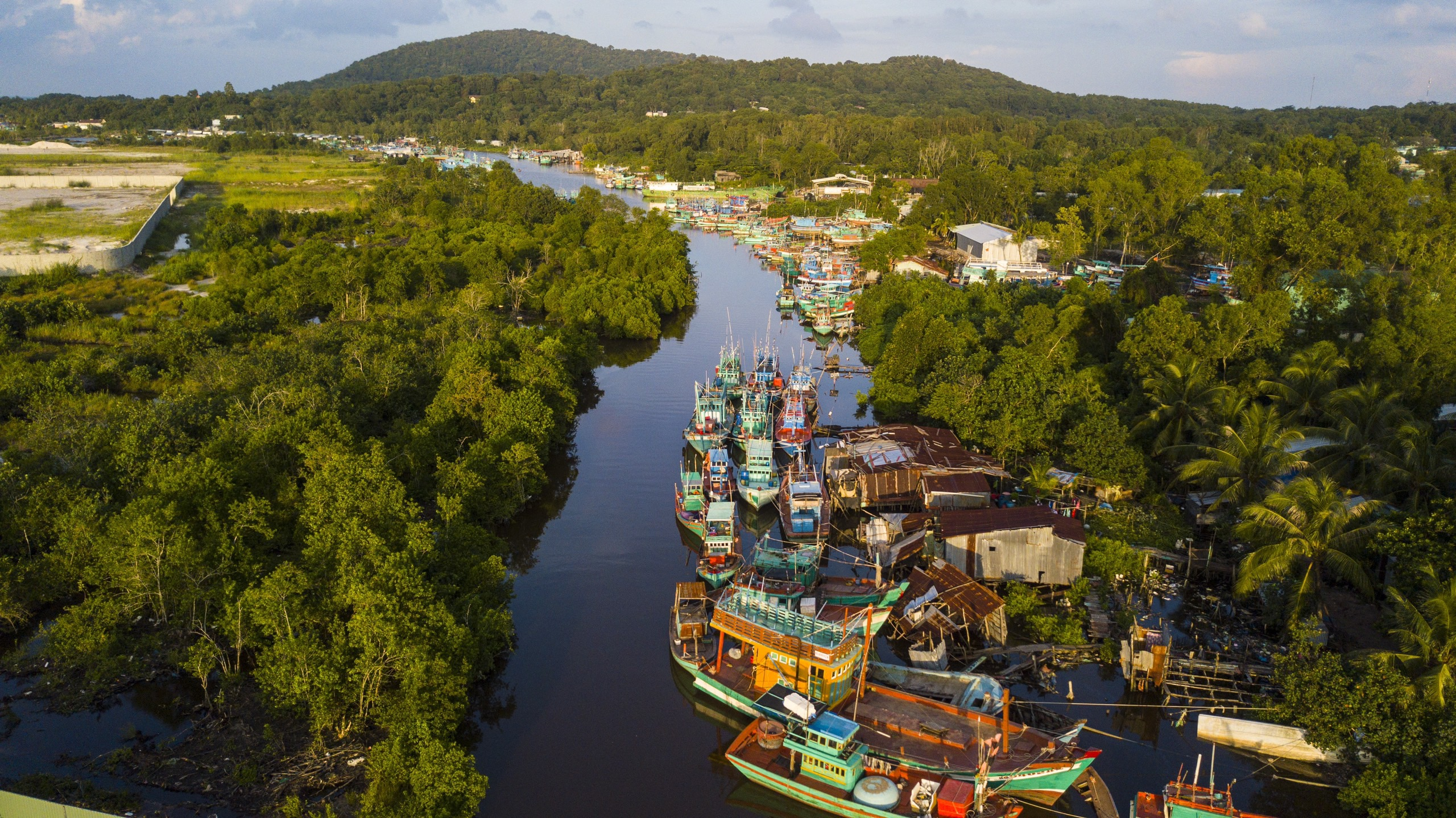 Лодки видны в рыбацкой деревне в коммуне Зыонг То, остров Фукуок, провинция Киен Джанг, южный Вьетнам. Фото: Tuoi Tre News