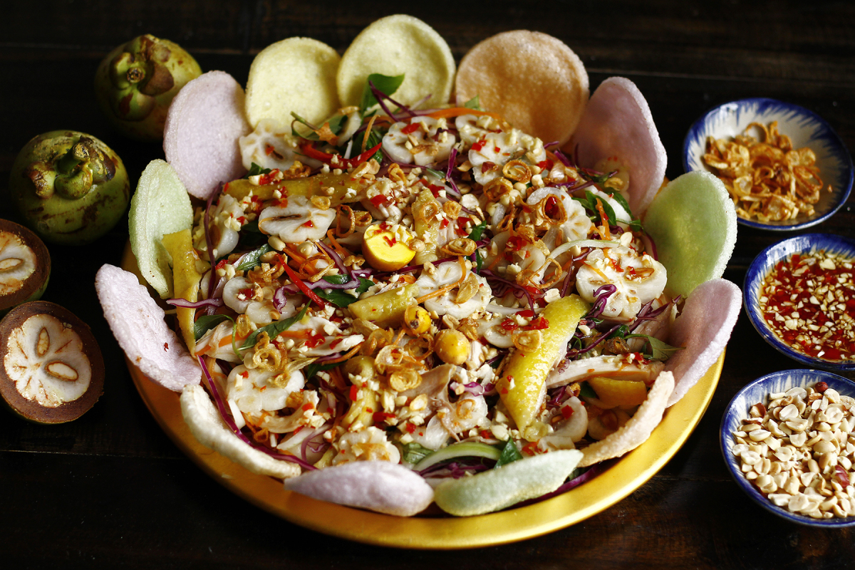 Салат состоит из курицы с желтой кожей в сочетании с острым мангустином и хрустящими овощами. Фото: VnExpress/Bui Thuy
