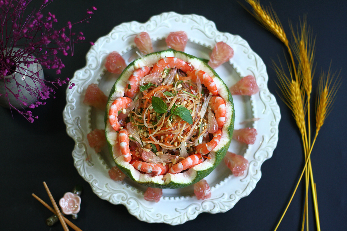 Яркий салат с помело. Фото VnExpress/Bui Thuy