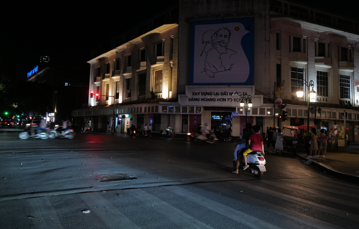 Уличные фонари были выключены на углу в центре Ханоя в 20:45. 1 июня 2023 года. Фото: VnExpress/Ngoc Thanh