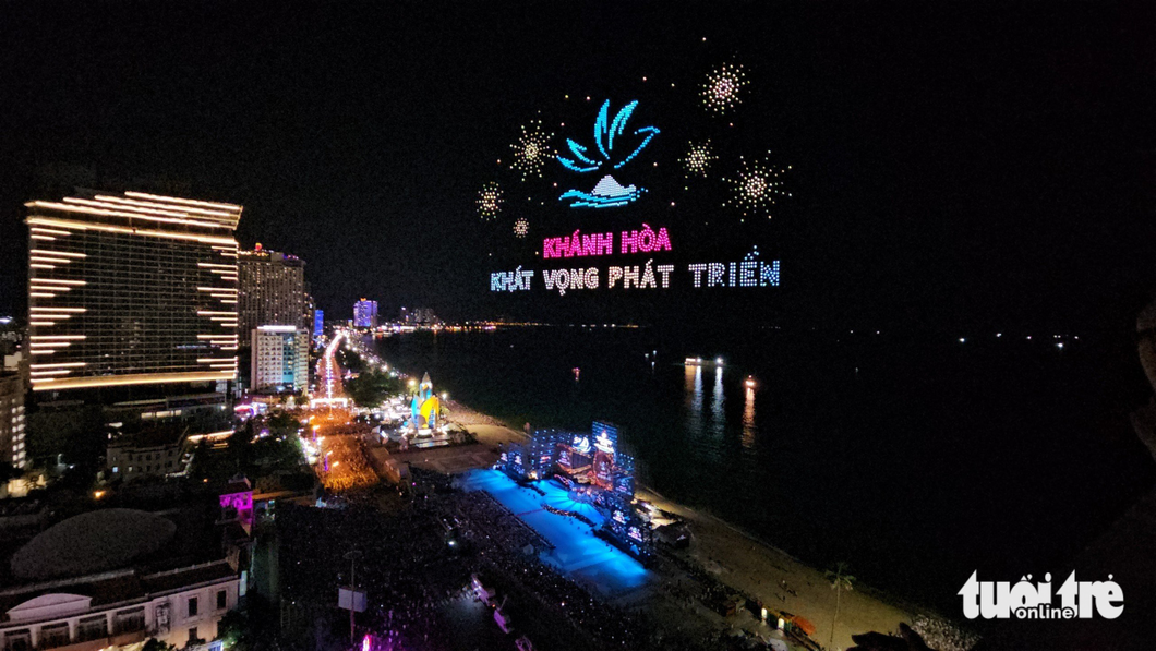 Световое шоу дронов посвящено теме фестиваля моря в этом году: «Кханьхоа — стремление к развитию». Фото: Tuoi Tre