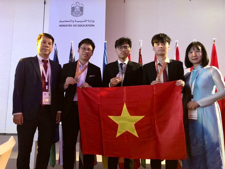 Вьетнамская делегация на Международной олимпиаде по биологии 2023 года, проходящей в Объединенных Арабских Эмиратах со 2 по 11 июля 2023 года. Фото: Министерство образования и профессиональной подготовки