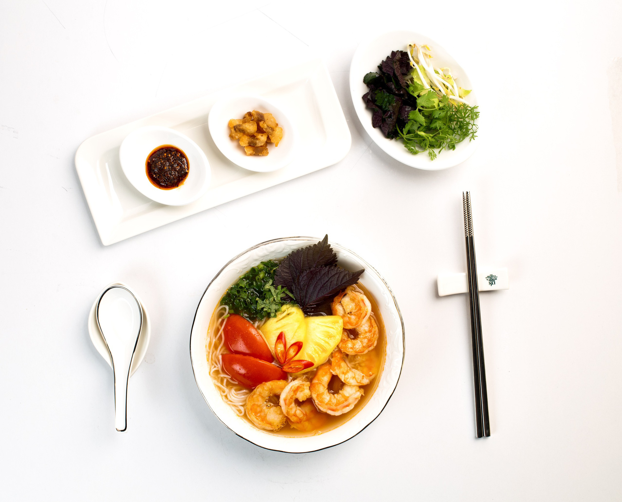 На прилагаемой фотографии показана тарелка «bún tôm» (суп из креветок и вермишели), произведенный QP Foods.