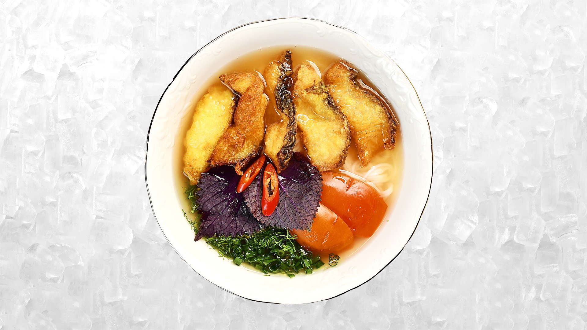 На прилагаемой фотографии показана тарелка «bún cá» (суп из рыбной вермишели) производства QP Foods.