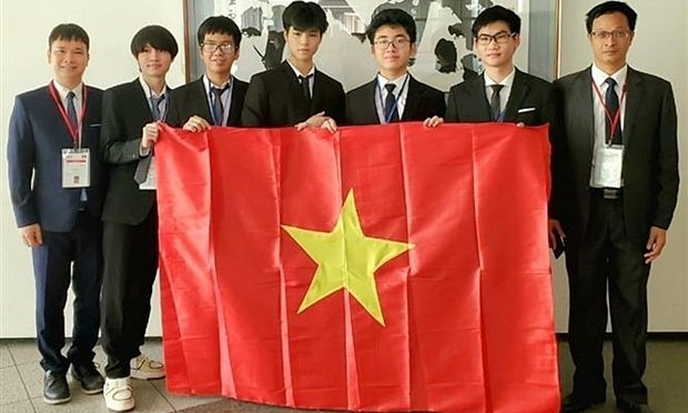 Вьетнамские студенты, участвующие в 53-й Международной физической олимпиаде (IPhO) 2023, проходящей в Японии, и их преподаватели. Фото: VNA
