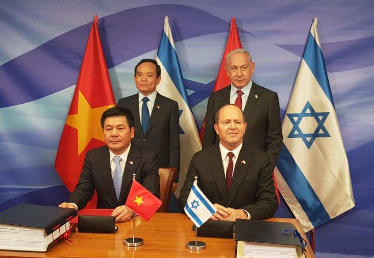 Министр промышленности и торговли Нгуен Хонг Зьен и министр экономики и промышленности Израиля Нир Баркат подписали VIFTA 25 июля. Фото: MOIT