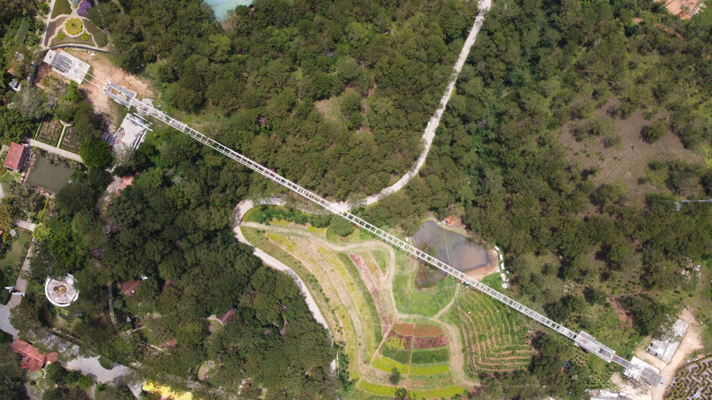 Вид с воздуха на стеклянный мост, май 2023 года. Фото: VnExpress 