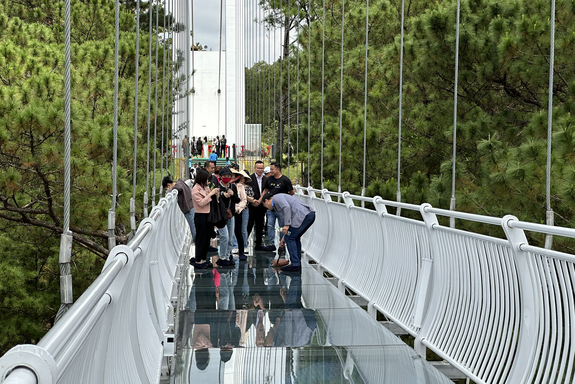 Первые посетители, которые испытали мост Ngan Thong (Тысячи Сосен). Фото: VnExpress