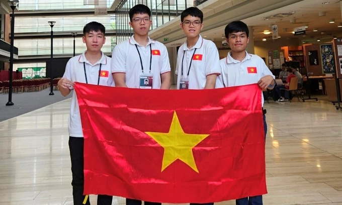 (Слева) Четыре вьетнамских студента, соревнующихся на Международной олимпиаде по информатике 2023 года: Нгуен Дык Тханг, Нгуен Куанг Минь, Нгуен Нгок Данг Кхоа и Чан Суан Бах. Фото Министерства образования и профессиональной подготовки