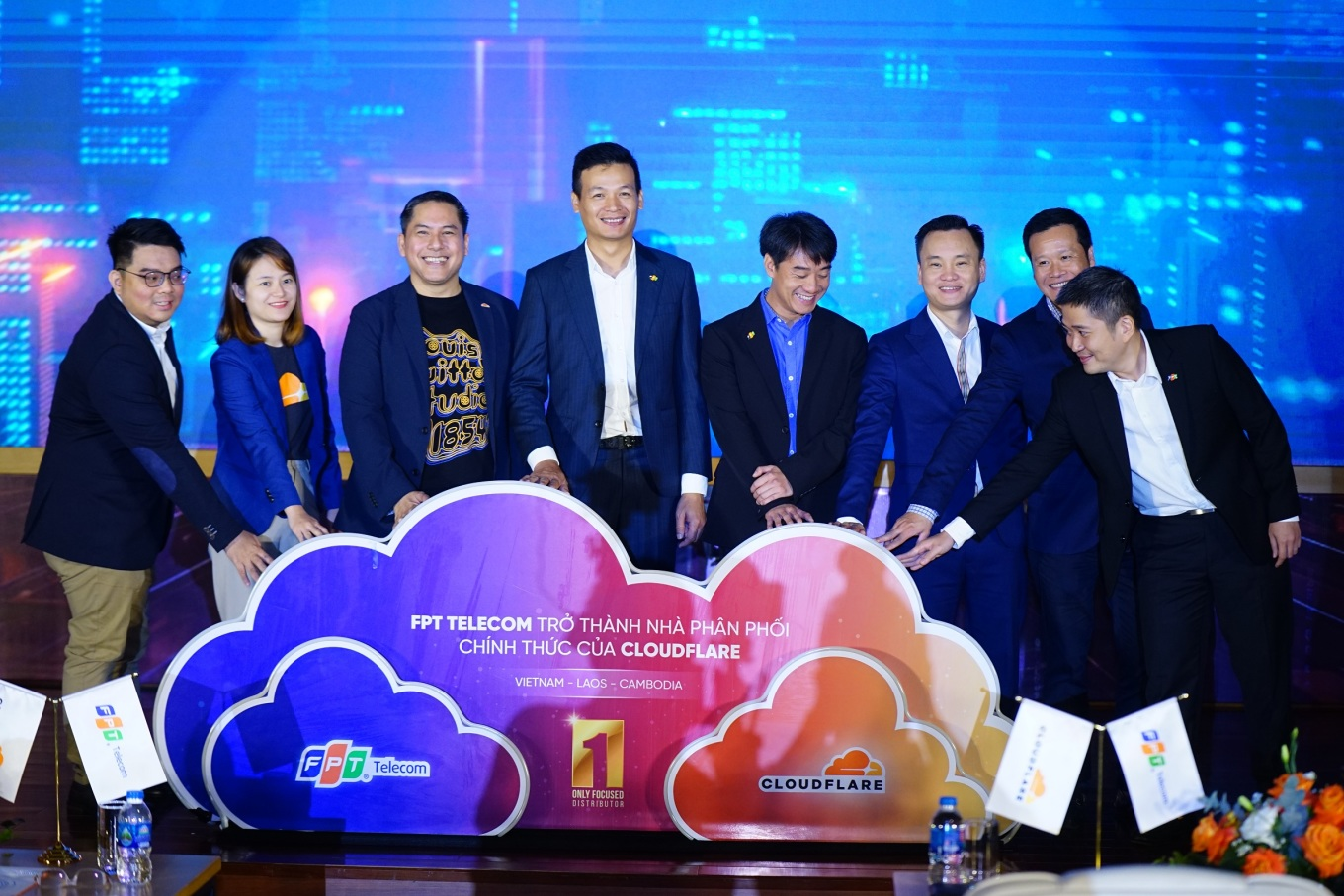 Представители FPT Telecom и Cloudflare на торжественном мероприятии в Ханое, 5 сентября. Фото предоставлено FPT Telecom.