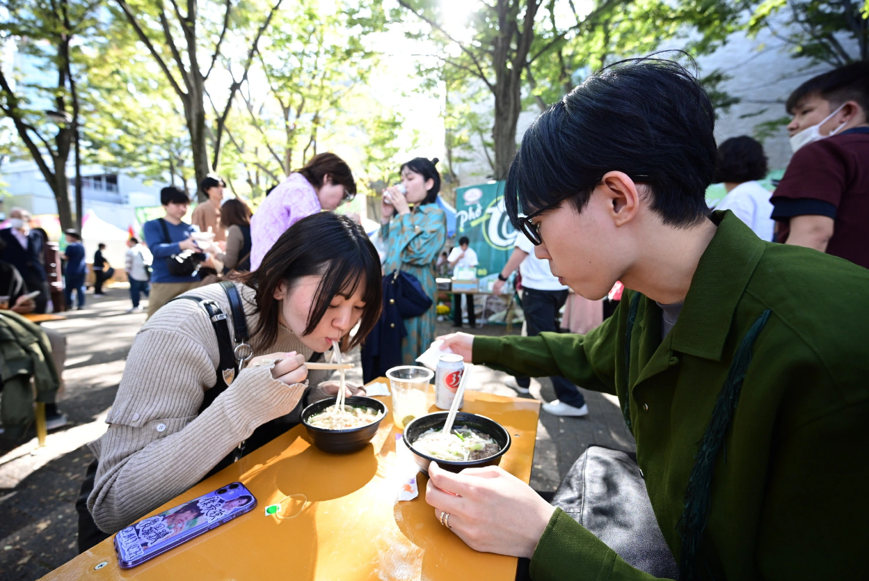 Посетители фестиваля наслаждаются «фо» в парке Ёёги, Токио, Япония, 7 октября 2023 года. Фото: Tuoi Tre