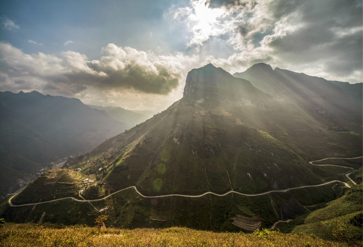 Издалека перевал Ма Ли Пэн выглядит как тонкая линия, идущая через холмы и горы, создавая величественную сцену на скалистом плато. Фото VnExpress