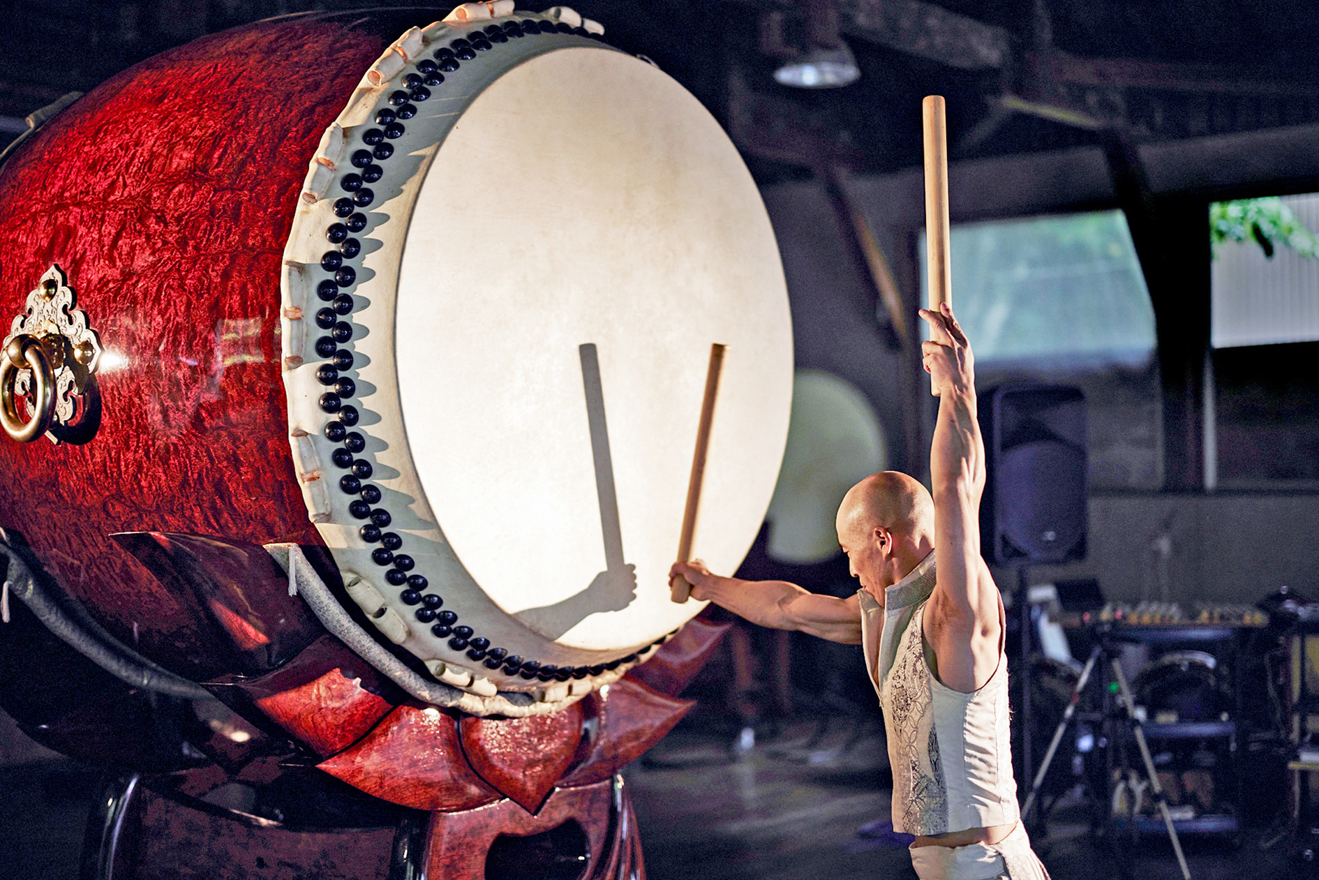 Кенсаку Сато из Японии демонстрирует свое мастерство игры на барабанах тайко. Фото: Косидзука Мицуки