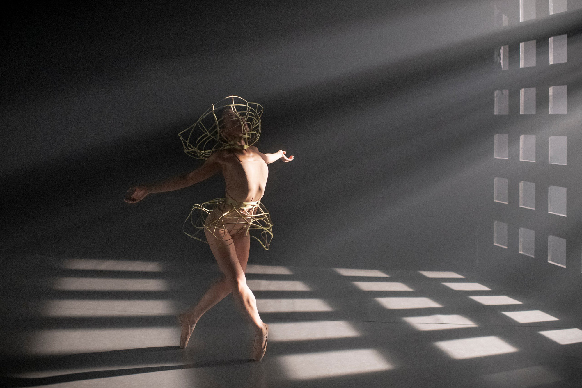 Танцовщица Ву Минь Тху исполняет современный балет 