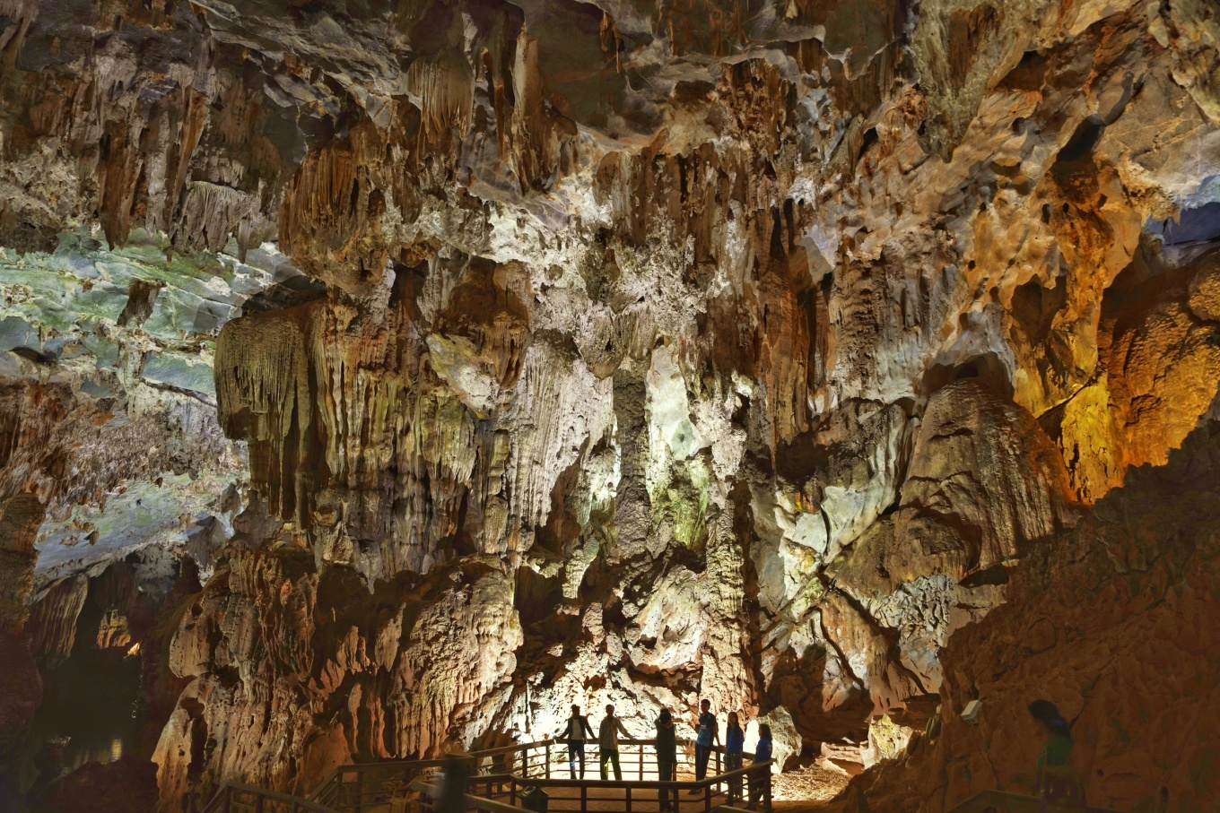 Пещера Тьеншон обладает сталактитами разной формы. Фото VnExpress