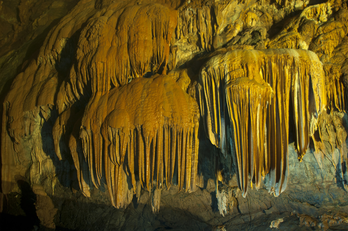Некоторые сталактиты внутри пещеры Тьеншон выглядят так, как будто они капают с потолка. Фото VnExpress