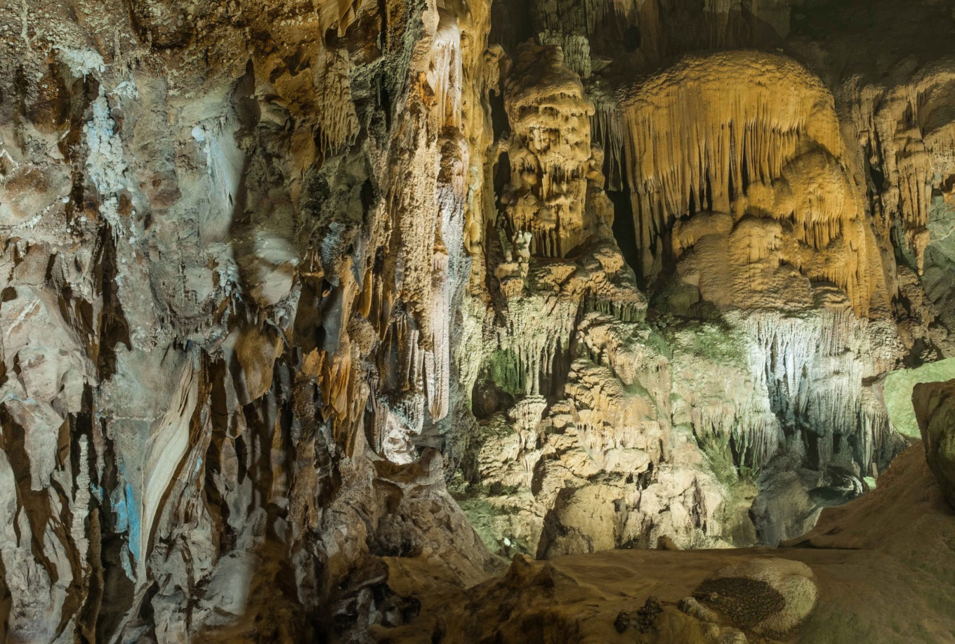 Сталактиты в пещере демонстрируют яркую палитру цветов. Фото VnExpress