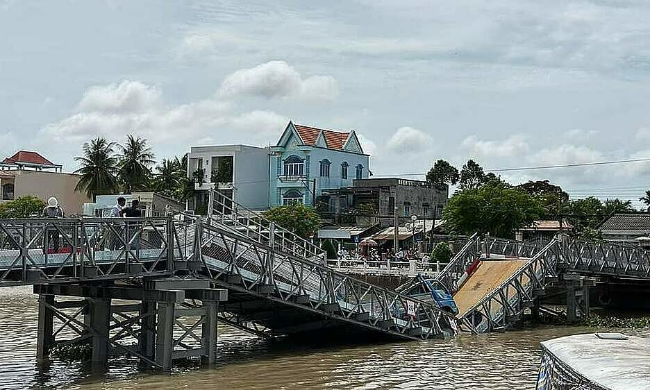 Временный мост грузоподъемностью три тонны обрушился в провинции Ча Винь на юге Вьетнама после того, как на него заехали грузовики весом 20 тонн для тест-драйва, 16 июля 2023 года. Фото VnExpress/Hoang Lam