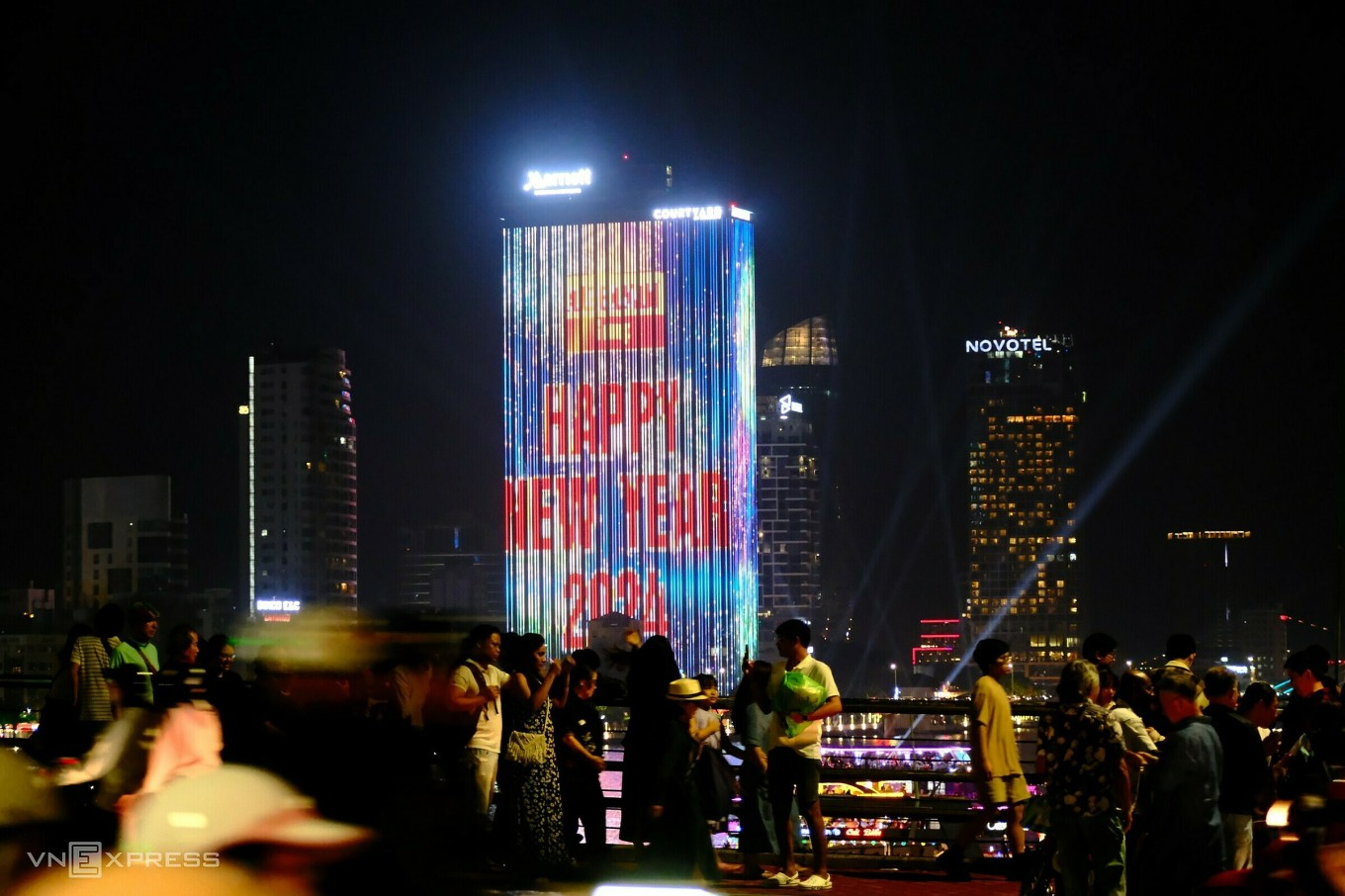 Отель в Дананге подсвечен баннером «С Новым годом». 