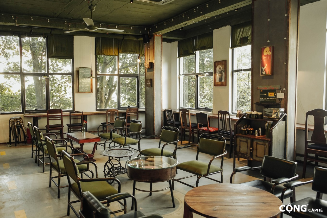 Кофейня Cong оформлена преимущественно в зеленом стиле и украшена неоднородными стульями. Фото: Cong Caphe