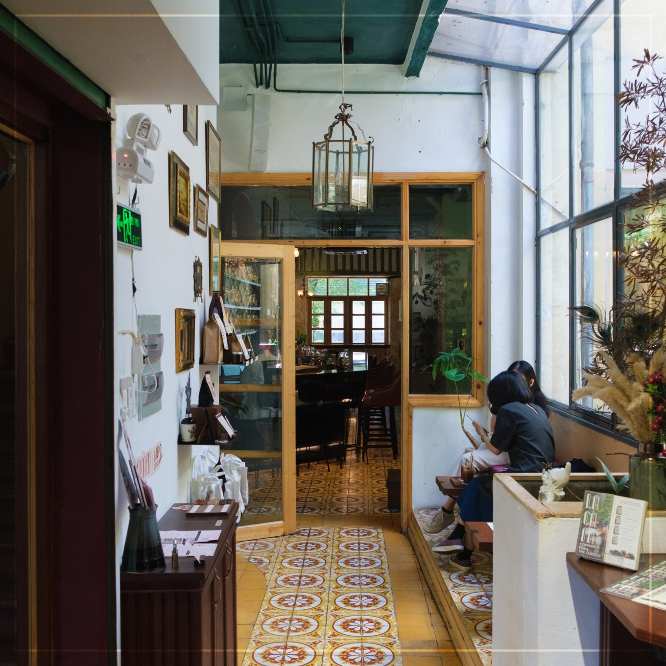 Кофейня Lacàph отличается современной атмосферой с оттенком старинной эстетики, которая видна в узорчатой напольной плитке. Фото: Lacàph
