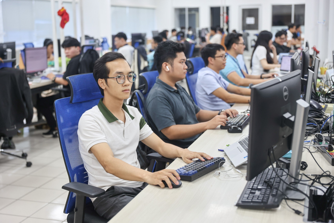 Инженеры работают в компании Renesas Vietnam в Хошимине. Фото VnExpress/Quynh Tran