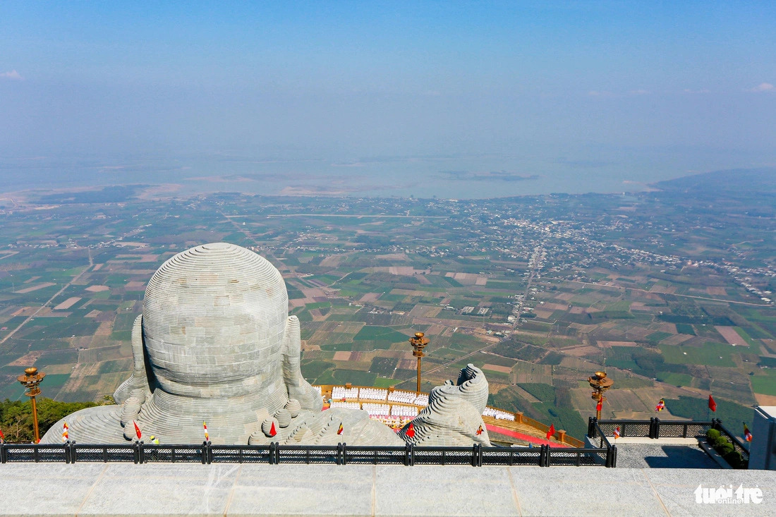 Огромный пейзаж части провинции Тайнинь на юге Вьетнама виден со спины статуи Будды Майтрейи на вершине горы Баден. Фото: Tuoi Tre