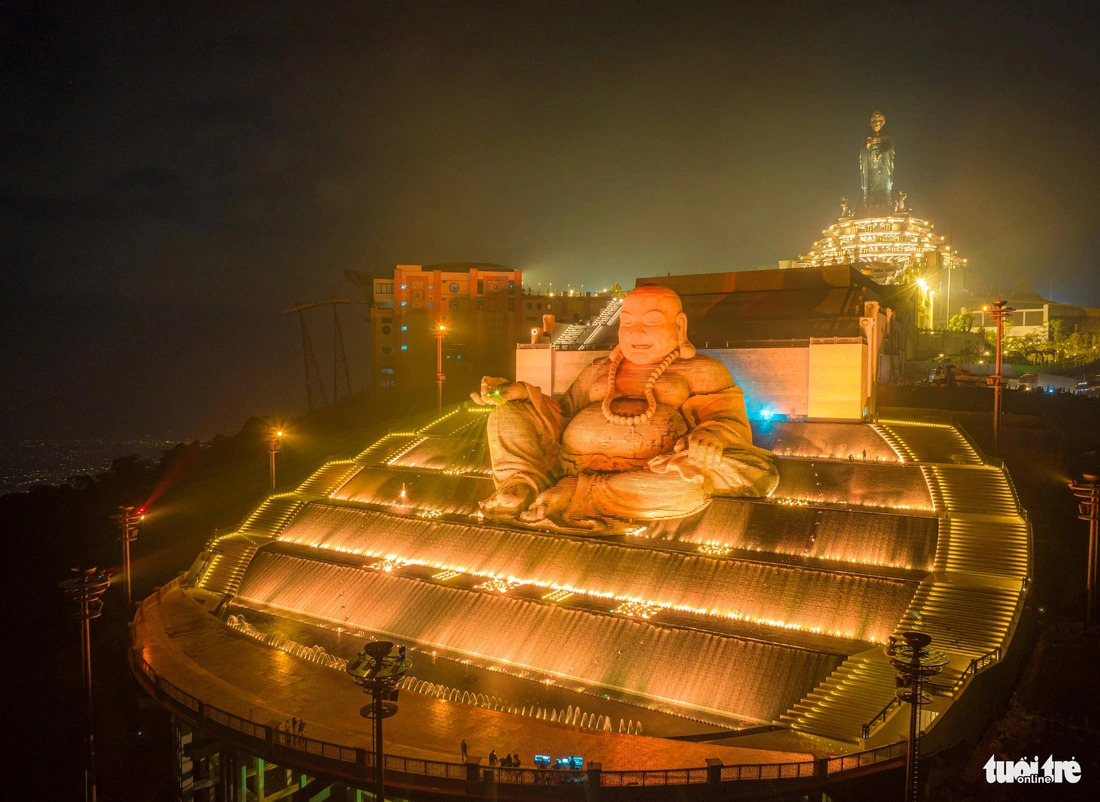 Статуя Будды Майтрейи окружена фонтанной системой, которая в сочетании с передовой системой освещения создает впечатляющую сцену. Фото: Tuoi Tre