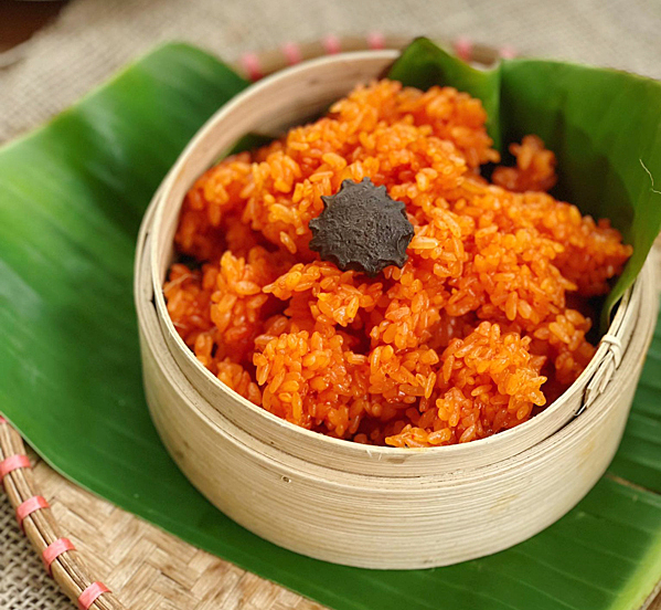 Красный липкий рис, известный как xôi gấc, имеет ярко-красный цвет. Фото: VnExpress